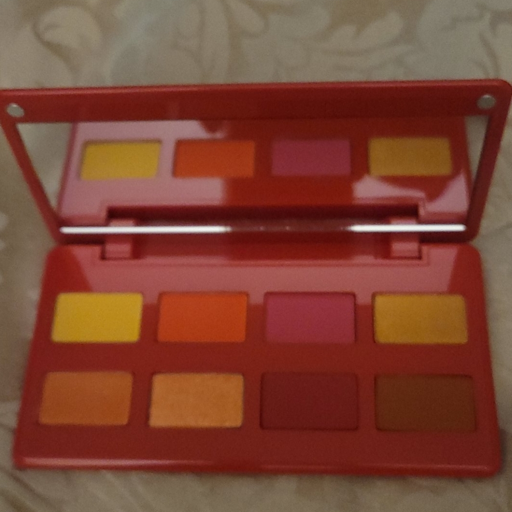 Caliente Artist Couture eye shadow plallet